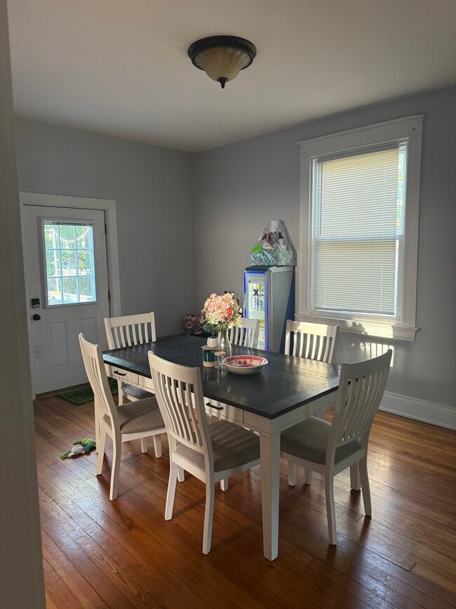 Comedor - 2118 Hudson Ave
