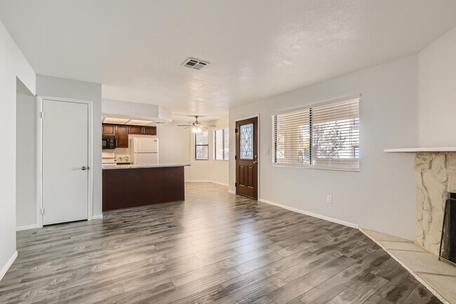Building Photo - Upgraded 1st Floor Unit 2 Bed, 2 Bath Cond...