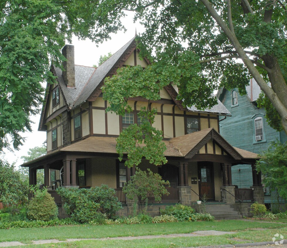 Primary Photo - 323-325 Center St