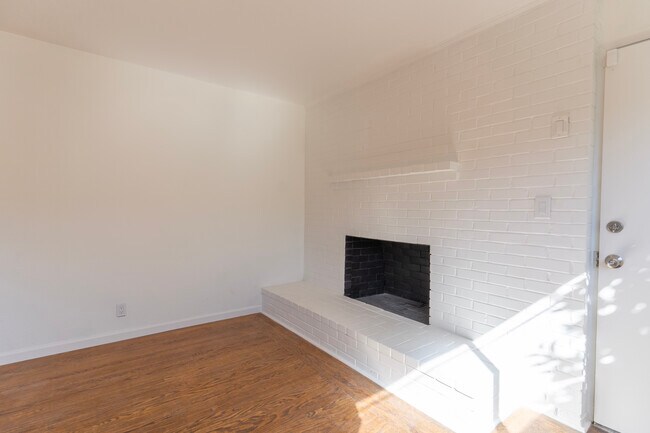 Building Photo - 26918 Lakewood Way