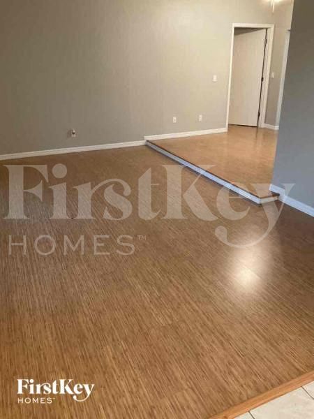 Foto del edificio - 9890 Laketree Ct