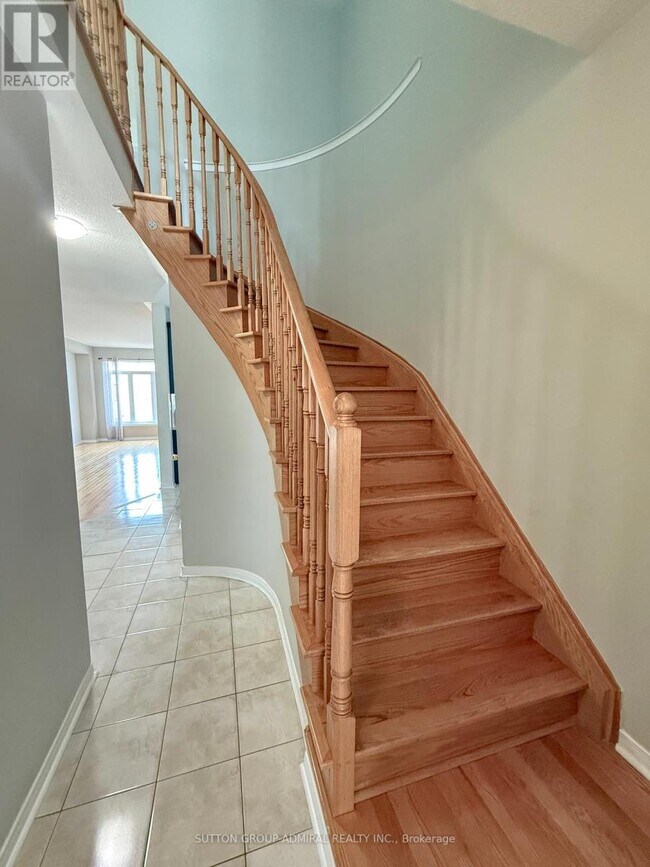 Building Photo - 35 White Spruce Crescent