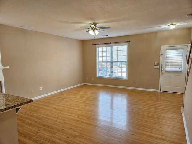 Foto del edificio - Rare 3 bed 2.5 bath Townhome located in Marietta