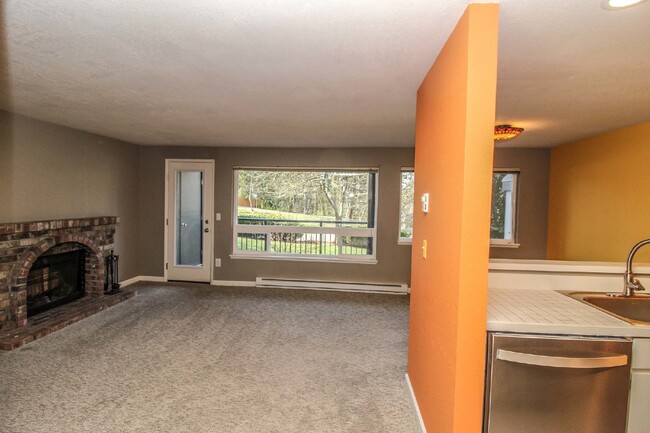 Building Photo - Exceptional Bottom floor Condo in Kirkland...