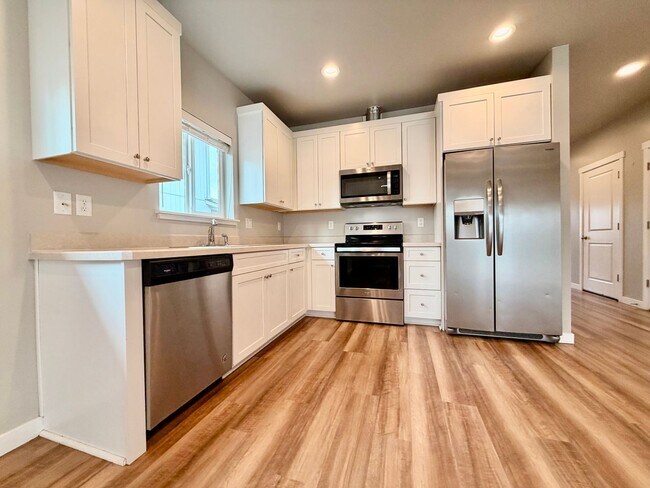 Building Photo - GORGEOUS LA PINE HOME! LARGE FENCED YRD, PELLET STOVE, UPGRADED KITCHEN & MORE!!