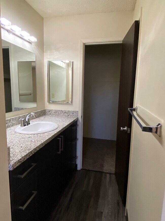Baño remodelado de 2 habitaciones - Dartmoor Apartments