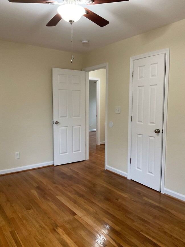 Building Photo - Spacious 3 Bedroom Apartment Available Now!