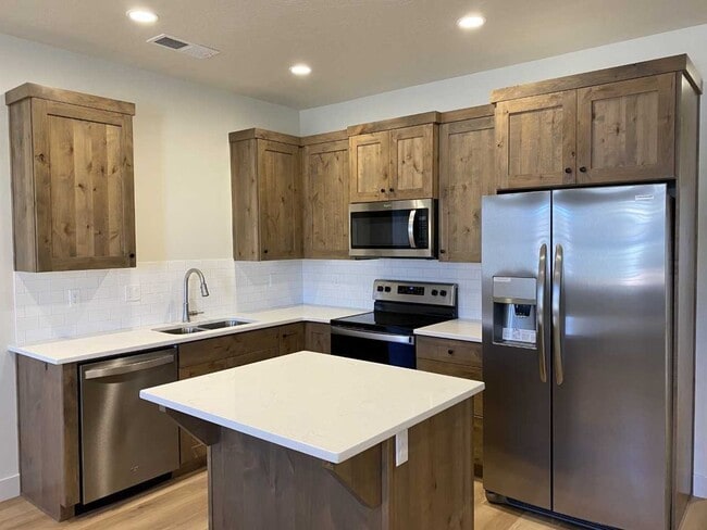 Building Photo - 661 Raintree Ln