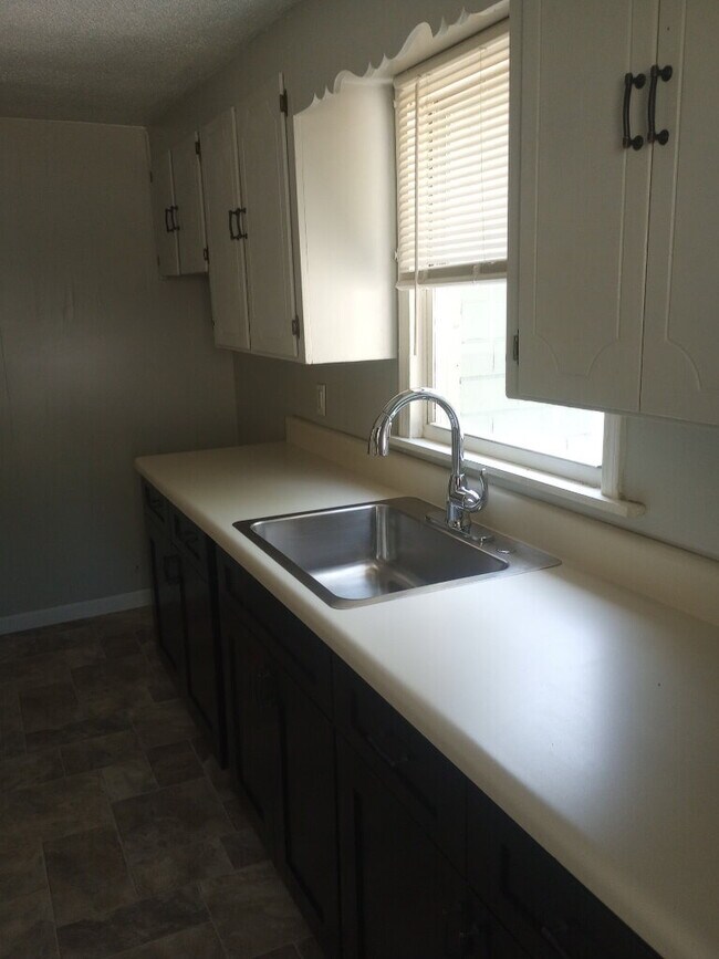 Foto del edificio - "Charming 2-Bedroom Home with Hardwood Elegance in Spartanburg!"
