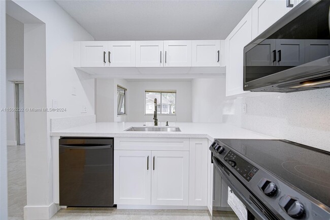 Building Photo - 9427 SW 140th Ct