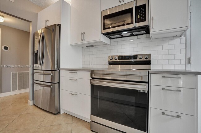 Building Photo - 4200 Hillcrest Dr