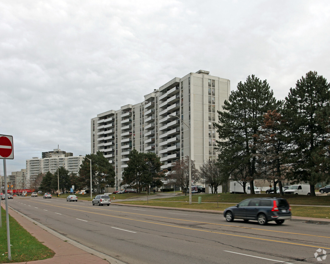 Primary Photo - 6171 Bathurst St