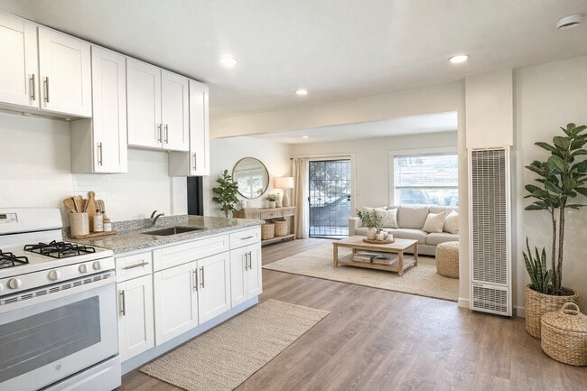 Foto del edificio - 5 Bed/2 Full Baths W/Washer&Dryer Hook Ups!