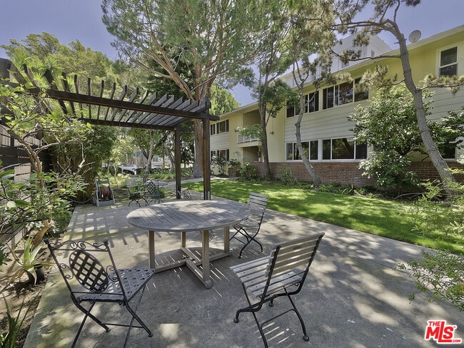 Building Photo - 1217 N Crescent Heights Blvd