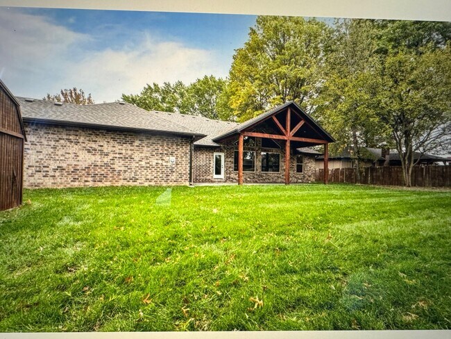 Building Photo - 104 W Aven Ave
