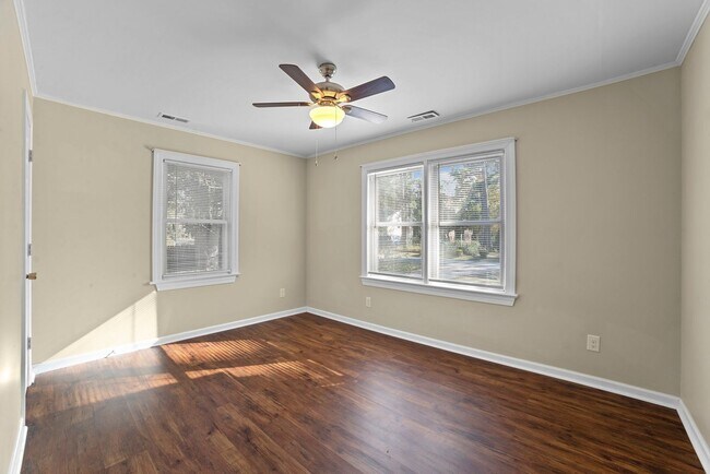 Foto del edificio - 400 Sandy Point Rd