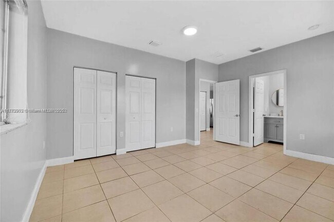 Building Photo - 3 bedroom in Miami FL 33147