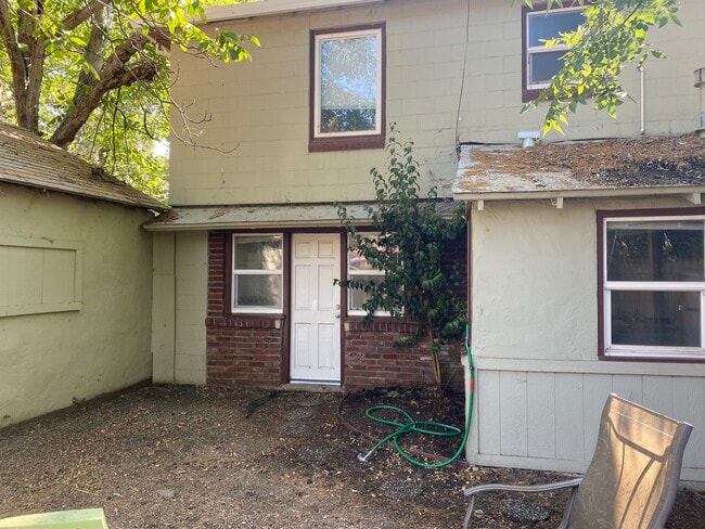 Private entrance from yard - 1819 Magnolia Ave