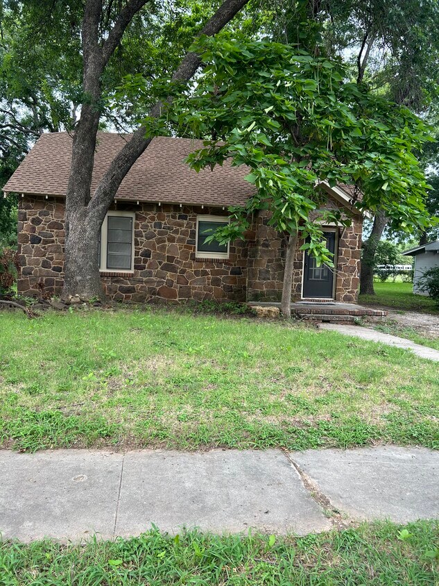 Foto principal - 819 N Commerce St