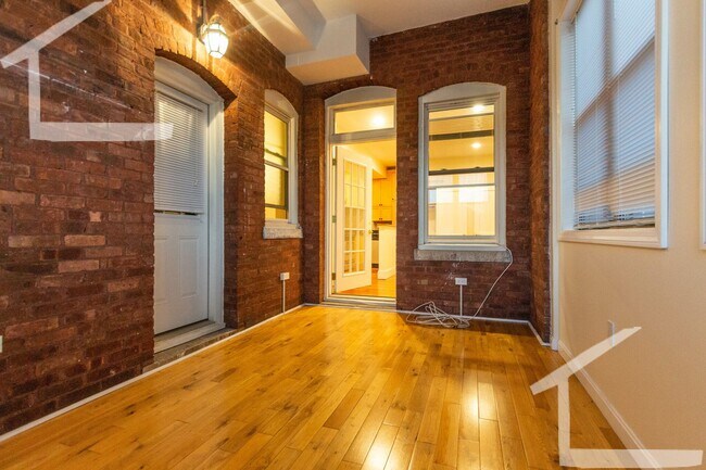 Foto del edificio - Charming Brookline Washington Sq. 2- Bed/2 Bath with Large Deck and Office
