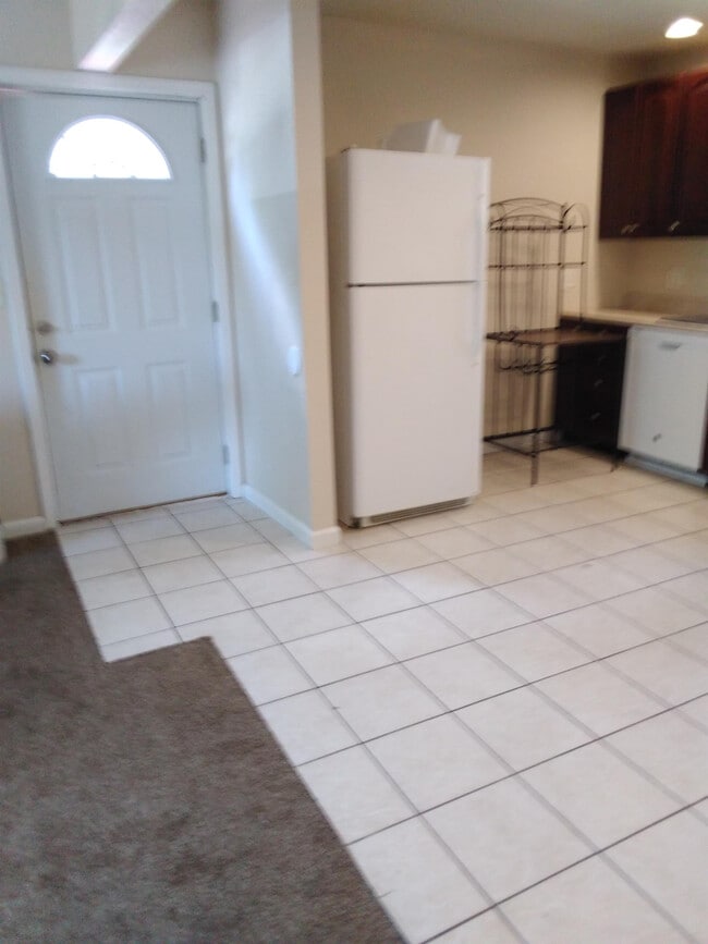 Building Photo - 513 S Ash St