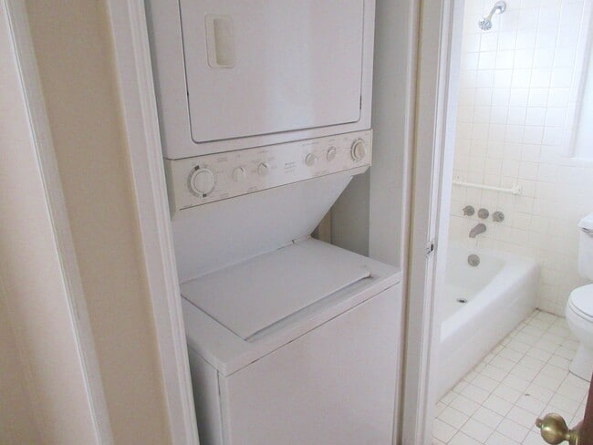 Building Photo - Spring Branch Condo