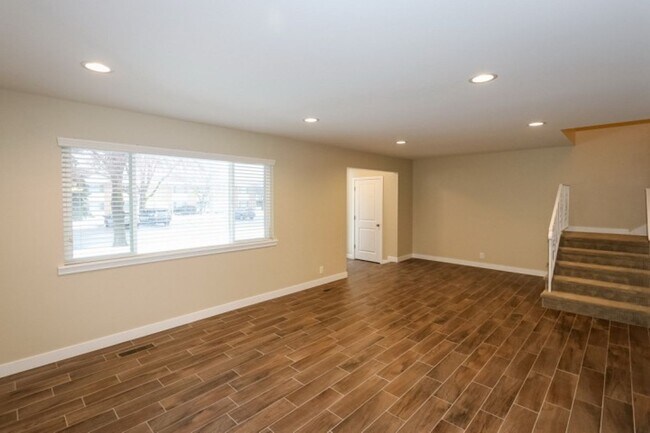 Building Photo - 4 Bedroom Townhome at Three Fountains in M...