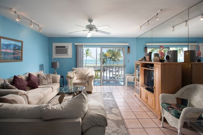 Building Photo - Oceanview condo available NOW until Novemb...