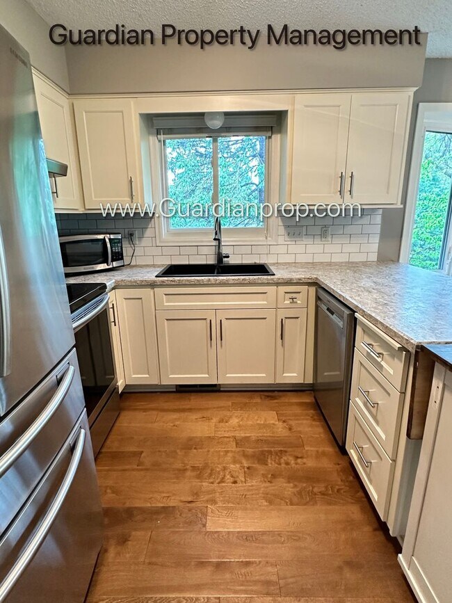 Foto del edificio - Eden Prairie Single Family Home, Fenced Yard, 2 Car Garage, Dishwasher W/D