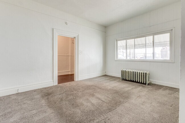 Foto del edificio - AVAILABLE July 2026 - Huge 5 Bedroom, 2 Bath Home in South Side Slopes w/ Garage Attached!