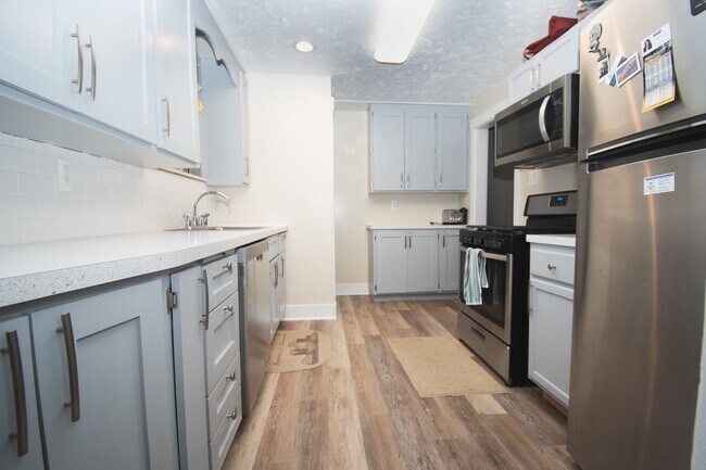 Building Photo - 1304 Bellaire Pl