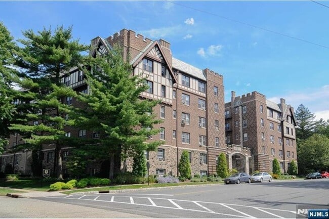 Building Photo - 275 Engle St