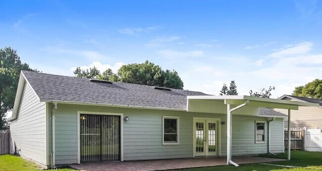 Building Photo - 555 Serenade Cir E