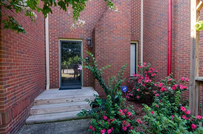 Foto del edificio - Quaint East Nashville Town Home