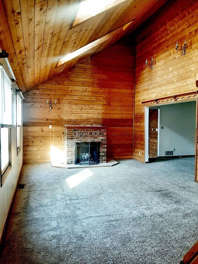 Building Photo - 3 Bedroom, 2 Bath Cheat Lake Log Home - Available 08/05/2025