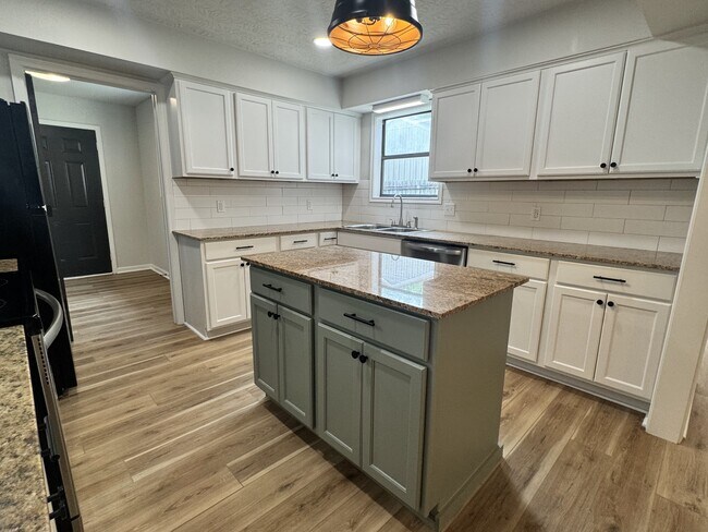 Foto del edificio - 4210 Waterwood Dr