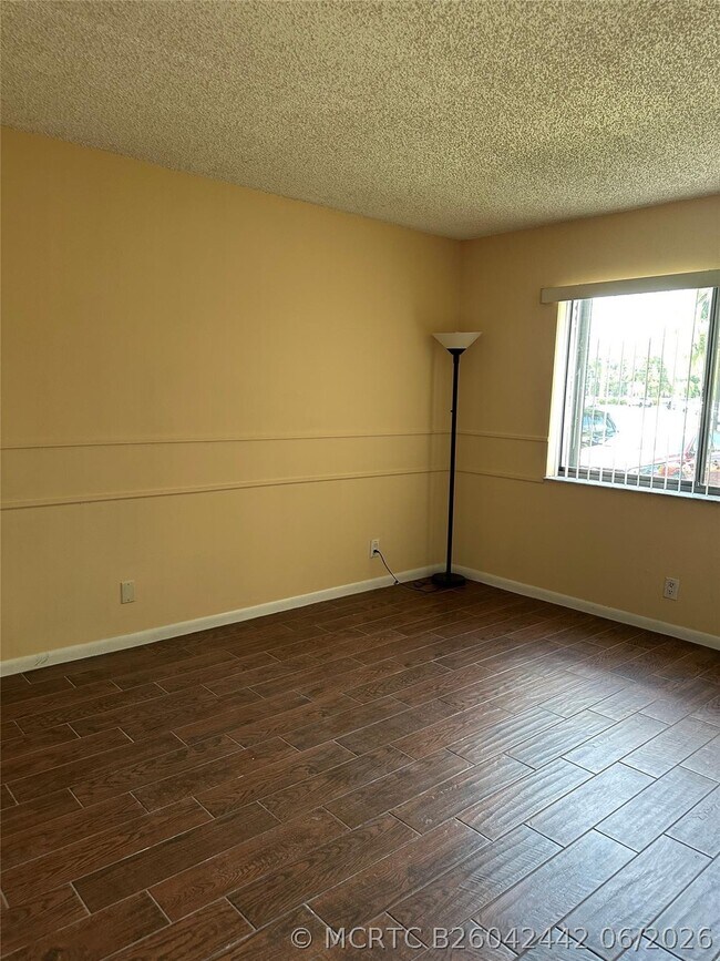 Building Photo - 310 Racquet Club Rd