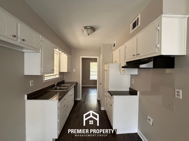 Foto del edificio - Spacious 4BR/2BA Home in Bartlett Cove | Brick Fireplace & Formal Dining