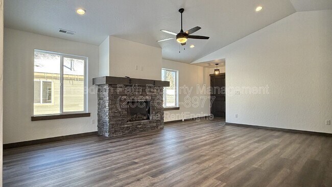 Foto del edificio - 2323 Maverick Ct