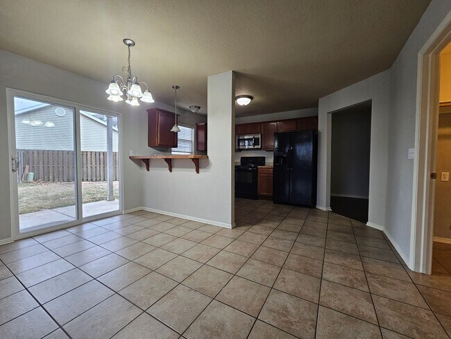 Foto del edificio - Quaint 3BR/2BA home close to UofA with large fenced yard! Low maintenance vinyl plank flooring!