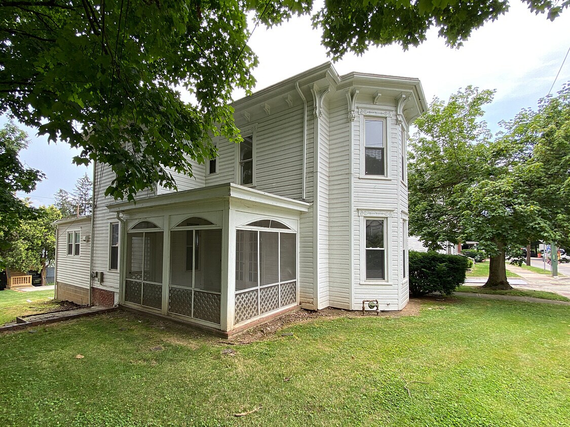 Primary Photo - 169 E State St