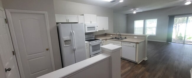 Building Photo - Spacious 2BR/2.5 Bathroom Northside Townho...