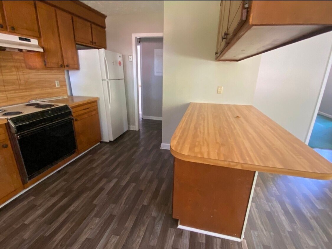 Foto principal - 3 bedroom with 2 bath brick home located i...