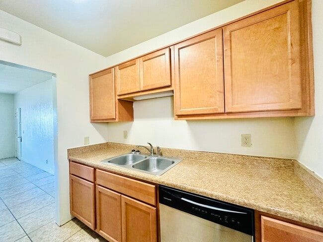 Building Photo - $500 Move In Special! 2 Bedroom Location i...