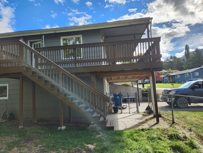 Building Photo - 651 W Crestline Dr