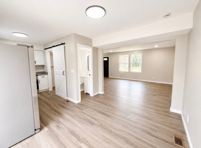 Foto del edificio - 607 Bellevue Rd N
