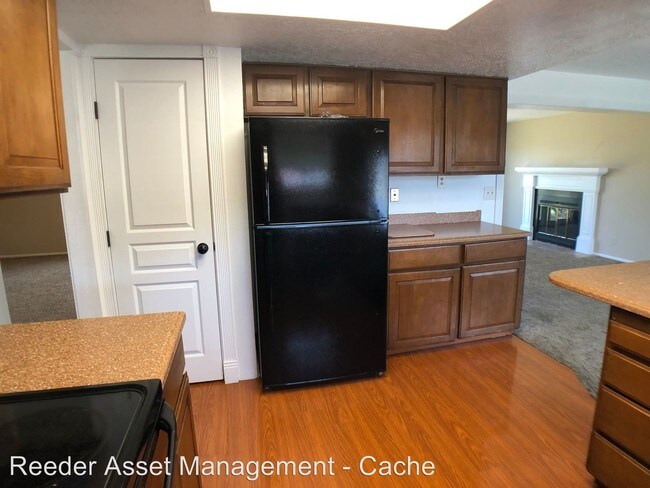 Building Photo - 5 br, 3 bath House - 683 East 300 South