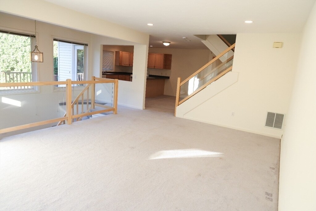 Foto principal - 145 Captain Eames Cir