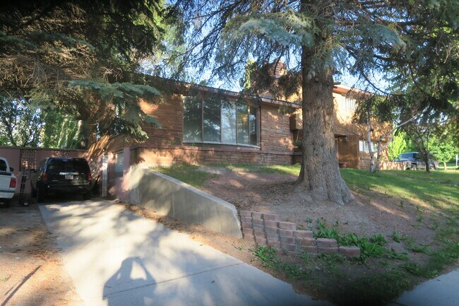 Building Photo - 275 S 2nd E