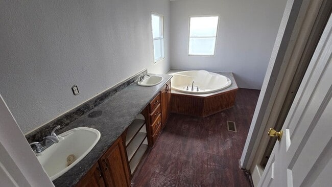 Building Photo - Great Country Living!